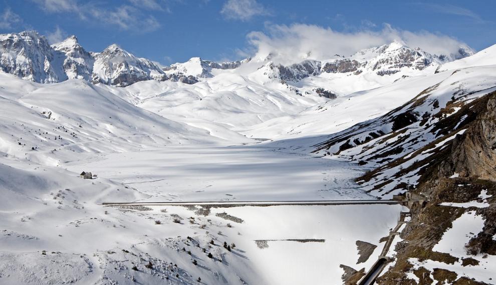 Aspecto que presenta estos días con la nieve una de las presas.