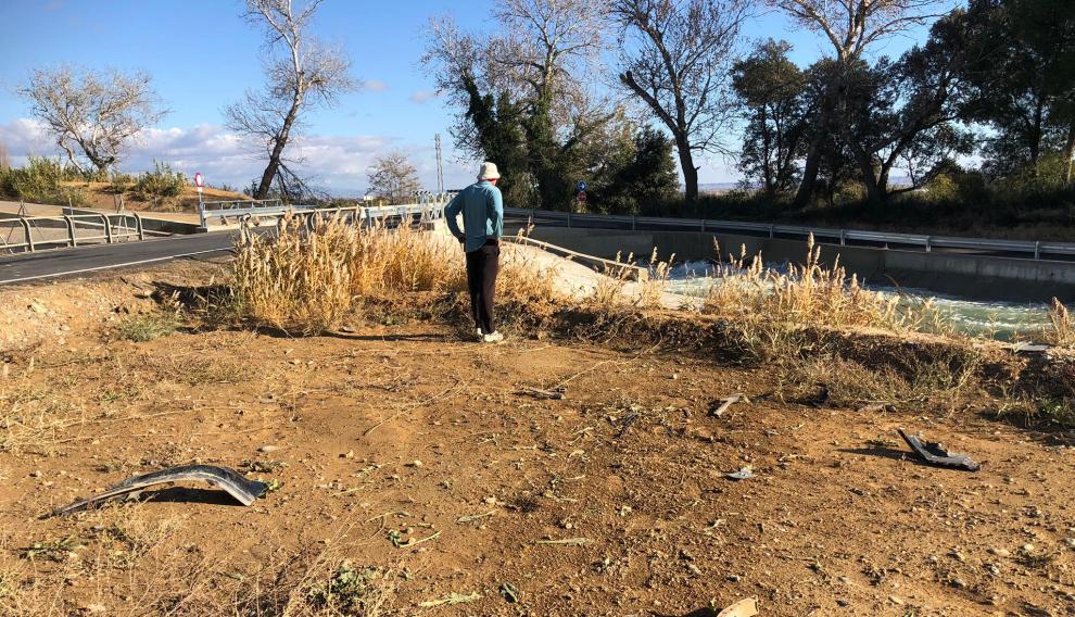 El coche se salió de la carretera y recorrió unos metros de tierra hasta caer al canal.