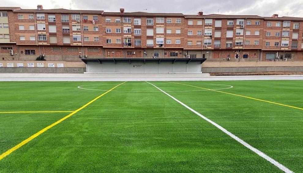Estado del nuevo césped artificial del campo de La Vega, Utrillas.