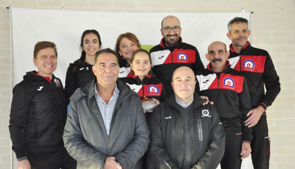 El Jaca Red de curling, junto a otros tres jugadores del CH Jaca (Óscar Tesa, Daniela García y Alfonso Gracia), el concejal de Deportes, Domingo Poveda, y el presidente del club altoaragonés, Antonio Betrán