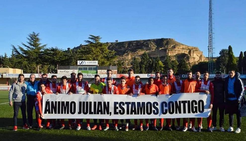 Pancarta que mostraron el pasado fin de semana los jugadores del Atlético Monzón de apoyo a su presidente