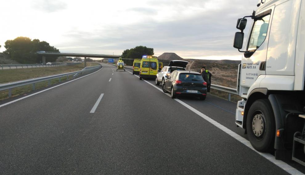 La autopista se ha cortado para que aterrizara el helicóptero.