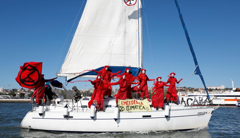 Unos activistas medioambientales reciben a Greta Thunberg a su llegada a Lisboa.