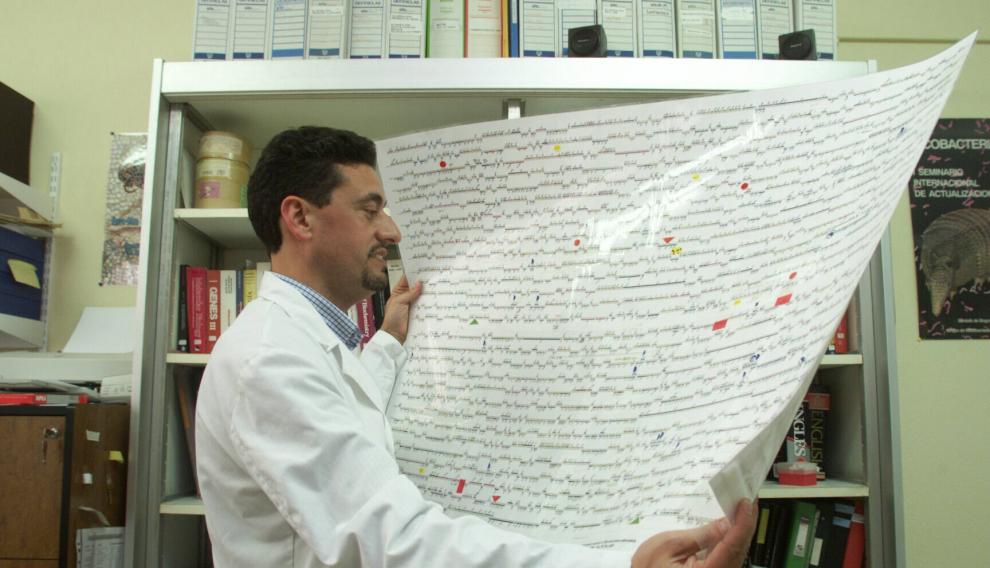 Carlos Martín, descifrando genomas en una imagen tomada en el año 2000.