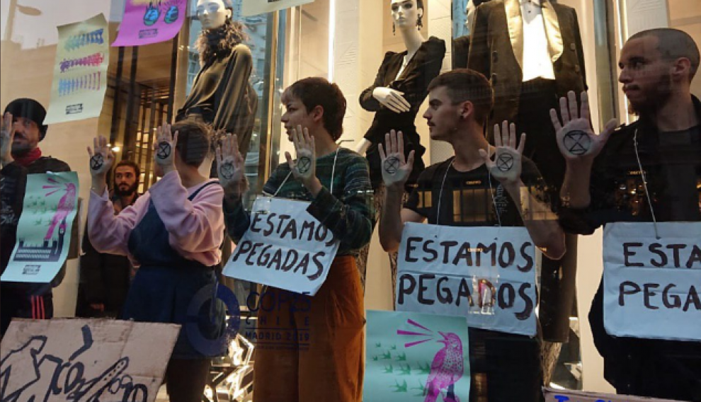 Activistas en la puerta de Zara en Madrid.
