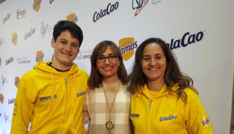 Moisés Cantín junto con su madre Domi Pobo y una jugadora del equipo de Las Pilaricas