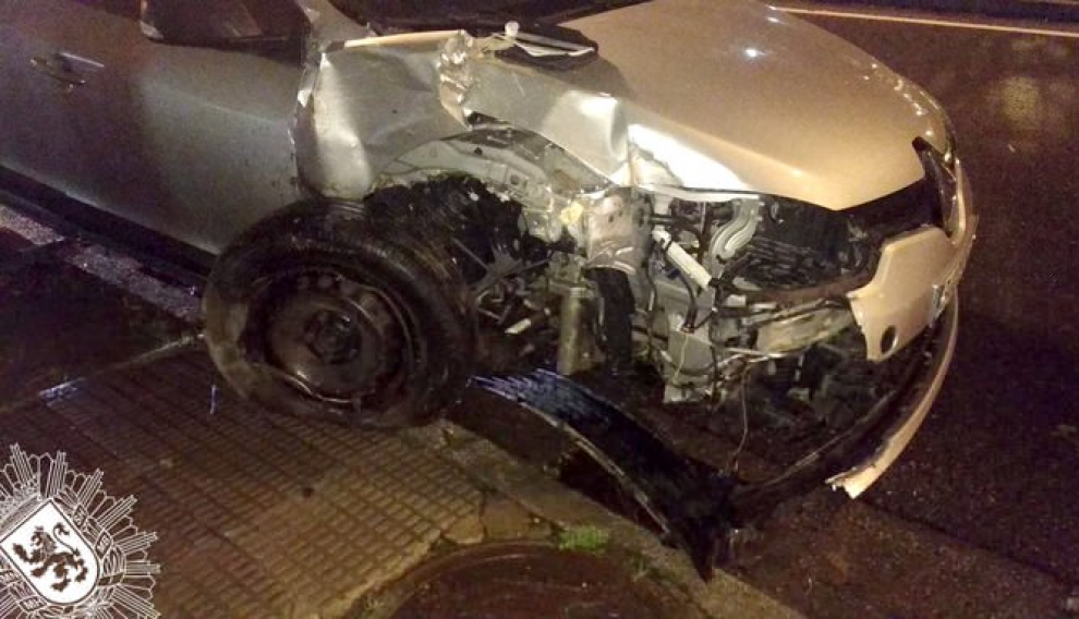 La parte delantera del coche quedó muy dañada.