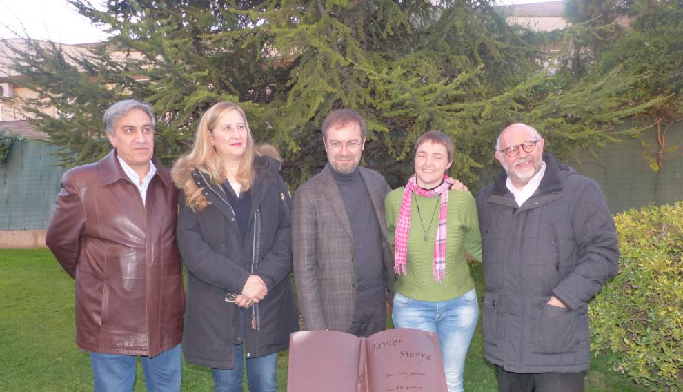 Luz Gabás, José Luis Corral, Sandra Araguas, Javier Sierra y Antón Castro en el Paseo de las Letras Aragonesas de Monzón.
