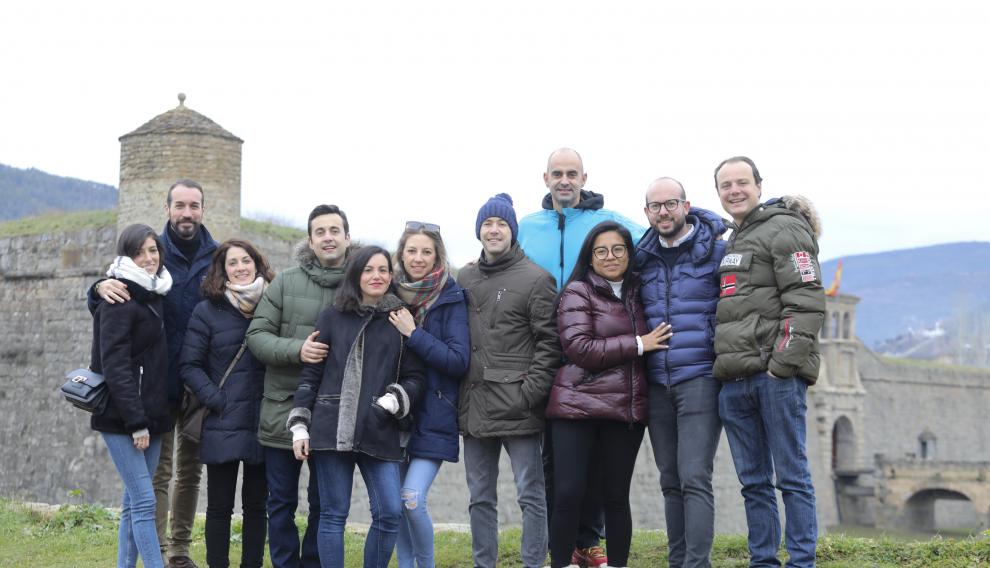 Un grupo de turistas haciéndose una foto delante de la Ciudadela de Jaca.
