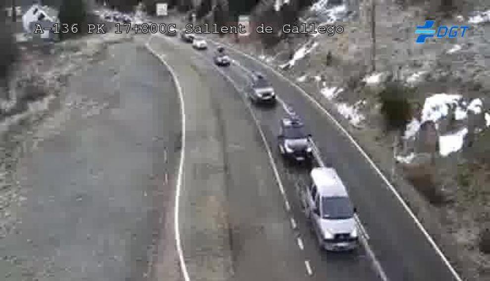 Imagen del acceso a Formigal por la A-136 a primera hora de la mañana.