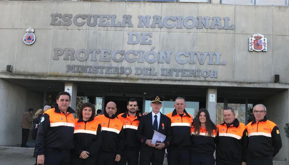 Bernardo Hernández con los voluntarios de Protección Civil del Somontano.