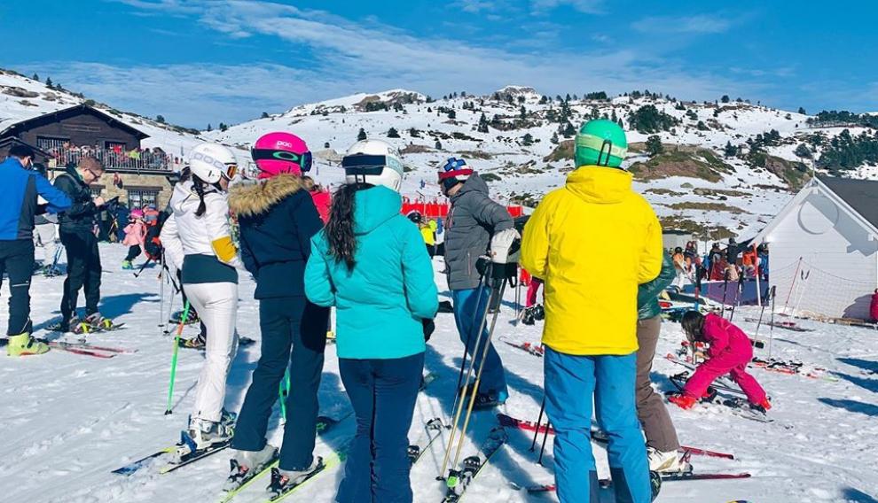 Los esquiadores han disfrutado de la tercera jornada consecutiva de buen tiempo en las estaciones del Pirineo.
