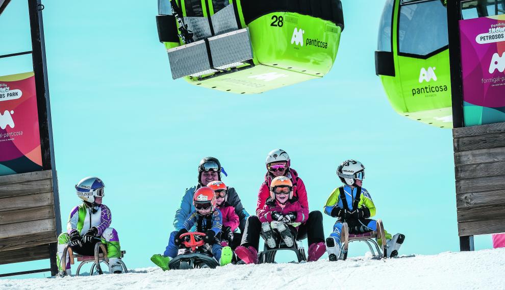 Es posible disfrutar en familia con los trineos.