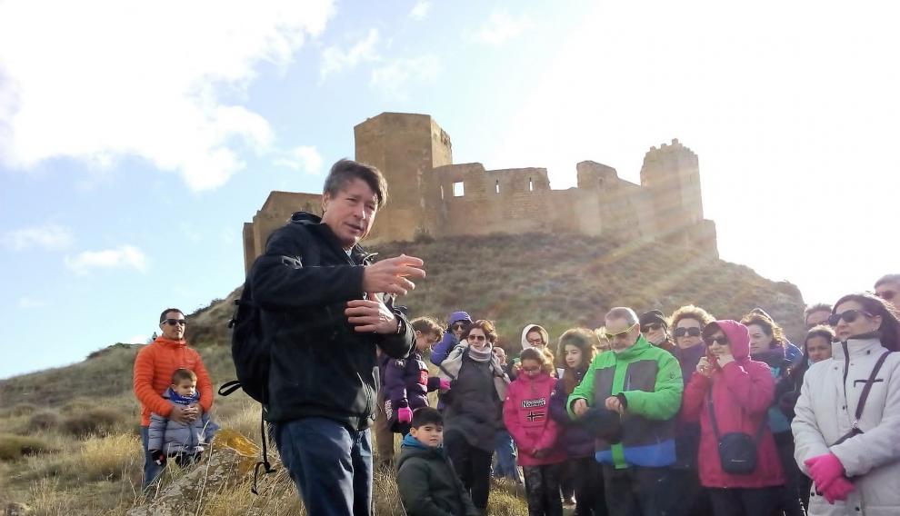 Antonio Turmo durante una de las visitas guiadas al castillo de Montearagón este puente