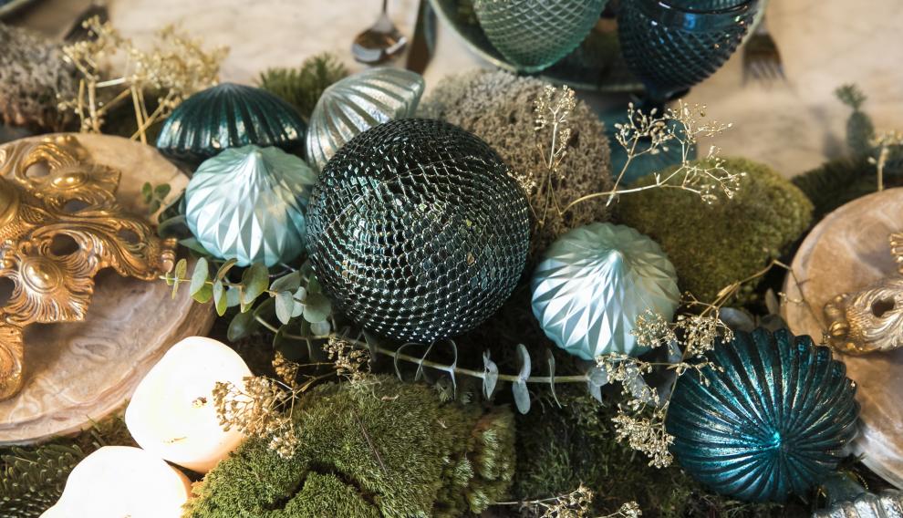 Las bolas y las velas dan el aspecto navideño a la mesa.