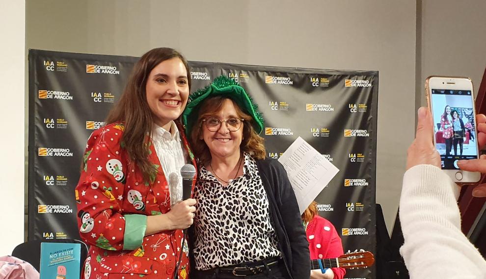 Durante la presentación, Boticaria García, ataviada para la ocasión con un look muy navideño y acompañada de varios voluntarios, sorprendía a los asistentes con una completa retahíla de villancicos temáticos