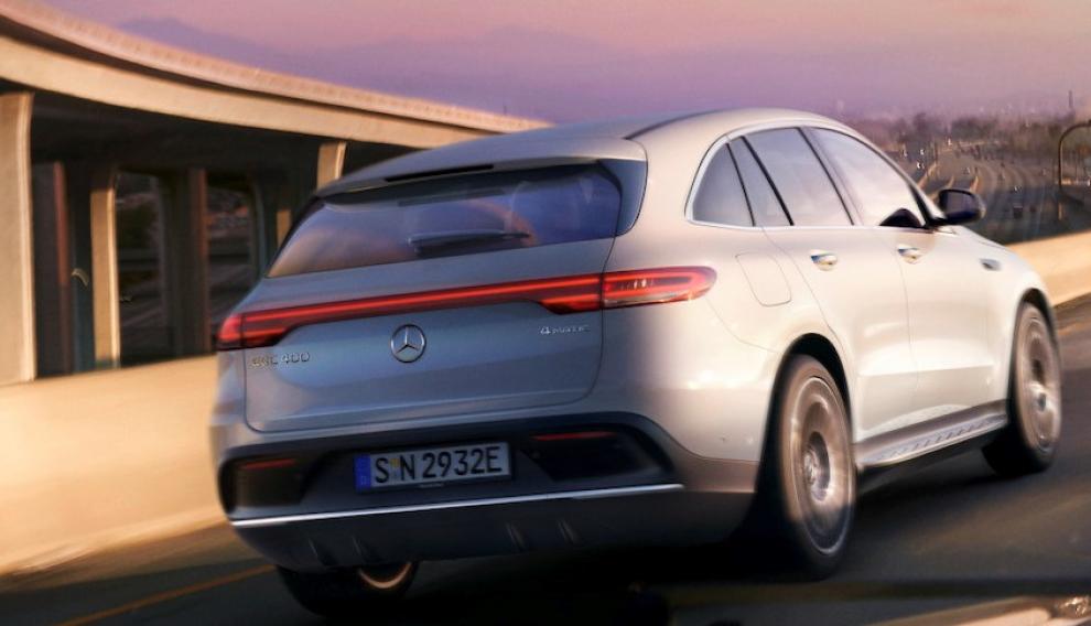 Tiene dos motores eléctricos en el eje delantero y en el eje trasero con una potencia total de 300 kW.