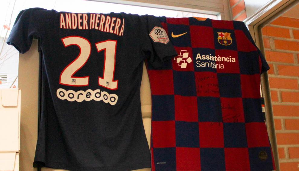 Camisetas de los jugadores que participaron en la recogida de alimentos.