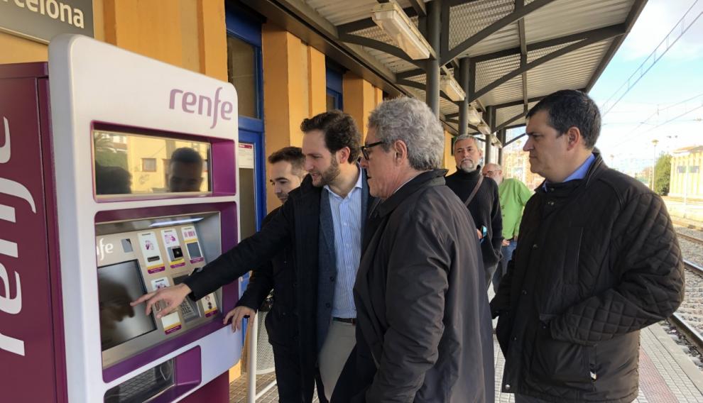 El director general de Transportes de la DGA y el alcalde de Monzón, este lunes, en la estación de Monzón.