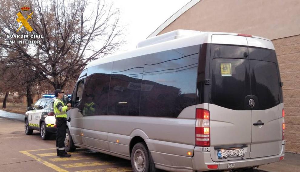 Uno de los autobuses escolares inspeccionados por la Guardia Civil en esta campaña.