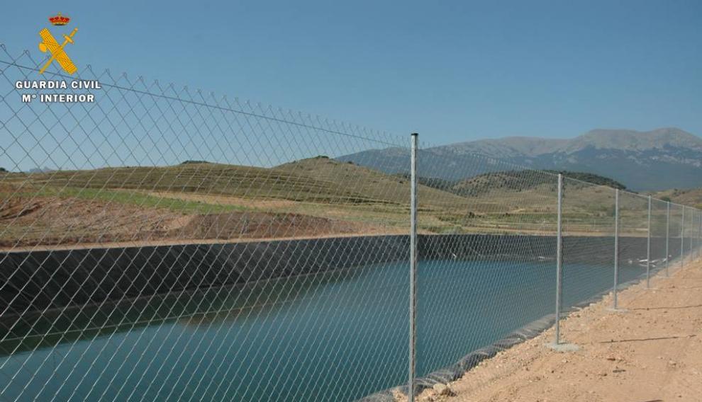 Una de las balsas ilegales localizadas por el Seprona en el marco de la operación 'Adobe'.