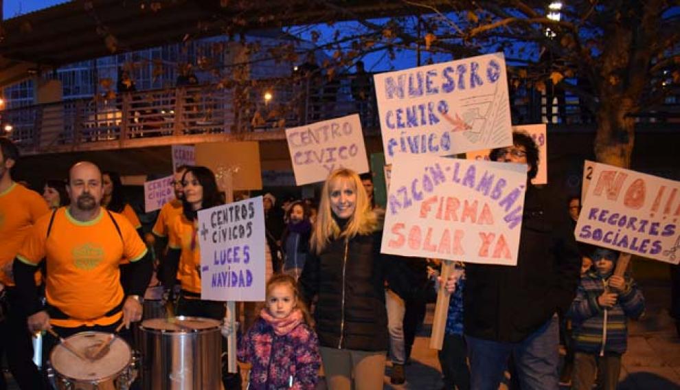 Los asistentes a la batucada llevaban pancartas.