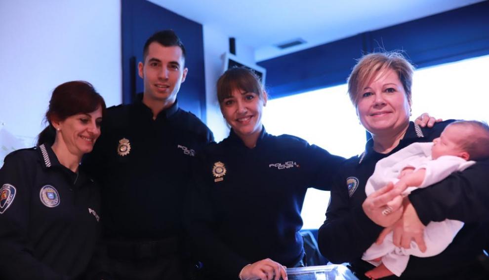Policías de Huesca con un bebé en el hospital.