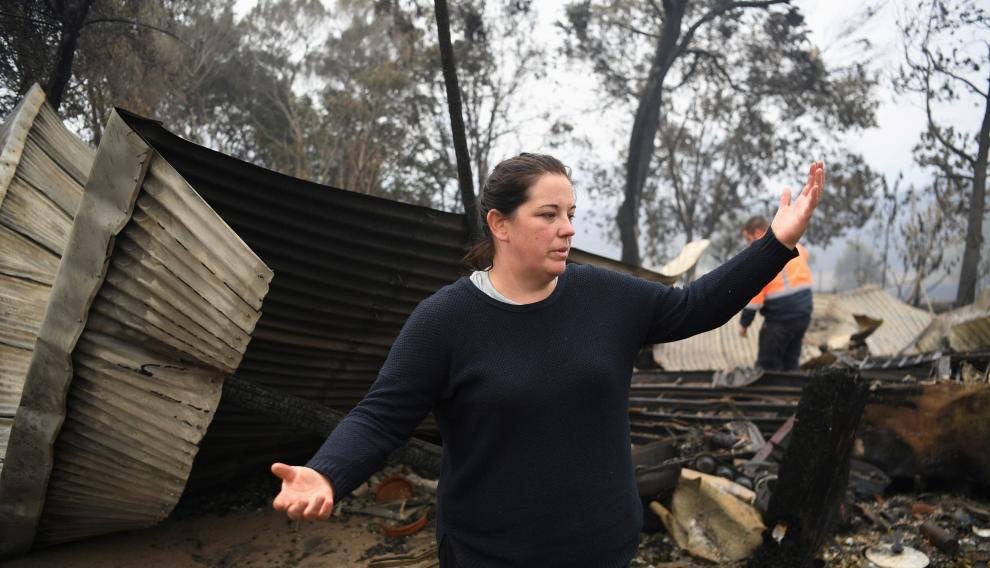 Una vecina de Cobargo, un pueblo de Nueva Gales del Sur en Australia, ante su casa completamente arrasada por el fuego.