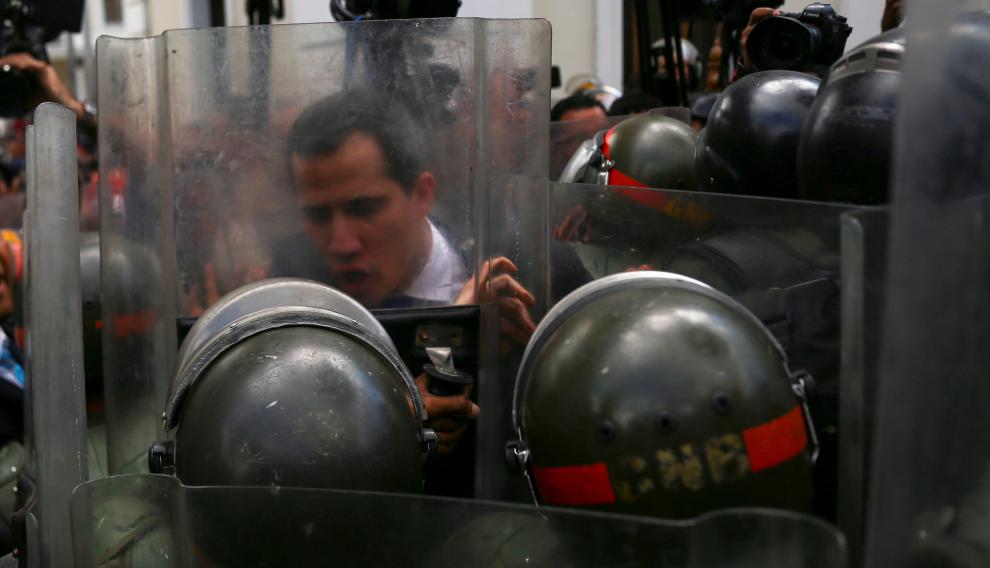 Miembros de la Guardia Nacional Bolivariana impiden el acceso a Juan Guaidó al Palacio Legislativo