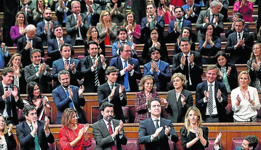 La bancada popular aplaude a Pablo Casado