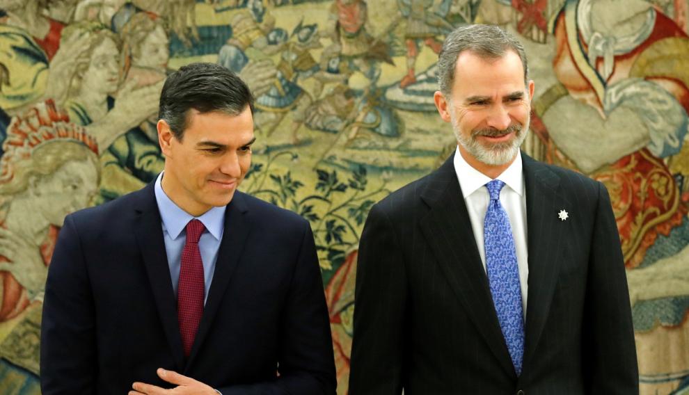 Un momento del encuentro entre Pedro Sánchez y el rey Felipe VI tras prometer el cargo de presidente este miércoles.