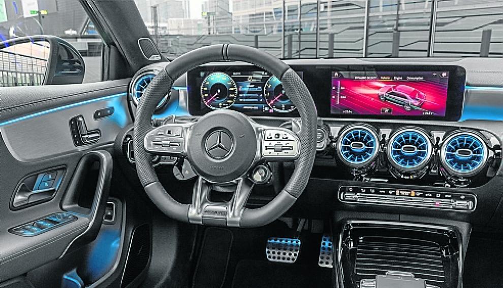 Mercedes-AMG A 35 4MATIC Limousine, denimblau;Kraftstoffverbrauch kombiniert 7,3-7,2 l/100 km; CO2-Emissionen kombiniert 167-164 g/km*Mercedes-AMG A 35 4MATIC Saloon, denim blue;Combined fuel consumption 7.3-7.2 l/100 km; combined CO2 emissions 167-164 g/km* 19C0171_070