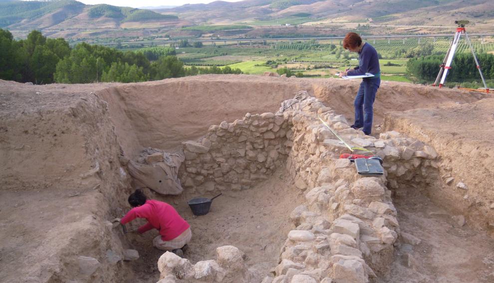 Imagen de una de las campañas de excavación en La Mora Encantada, donde se han hallado carbones y restos cerámicos.
