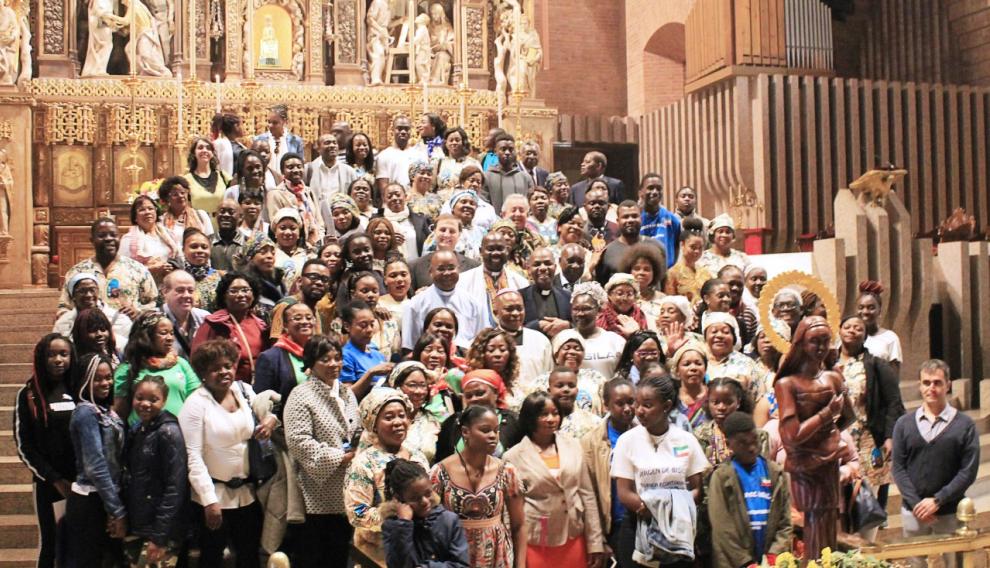 Peregrinación de familias de Guinea Ecuatorial con el arzobispo de Malabo.
