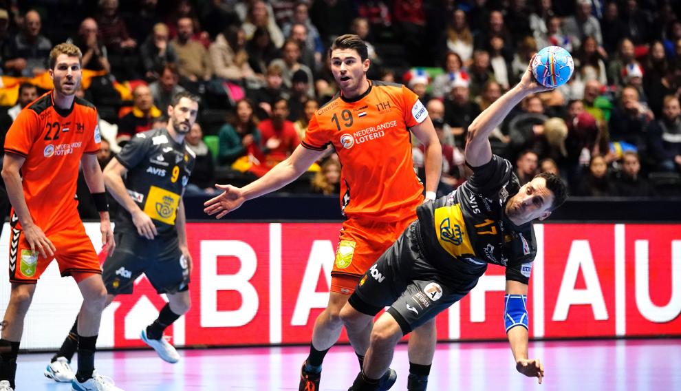 Adrià Figueras, con el balón en las manos, en un momento del encuentro