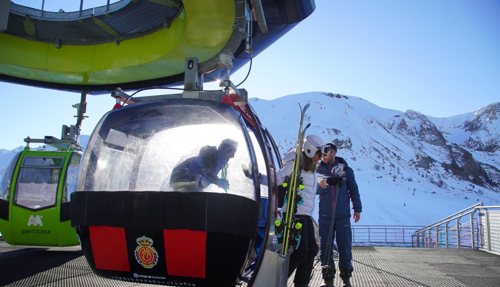 El fútbol llega a las estaciones de esquí de Aramón. Imagen de la telecabina de Panticosa