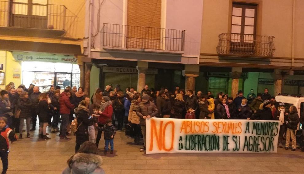 Otra imagen de la concentración de protesta por la excarcelación del acusado por abusos.