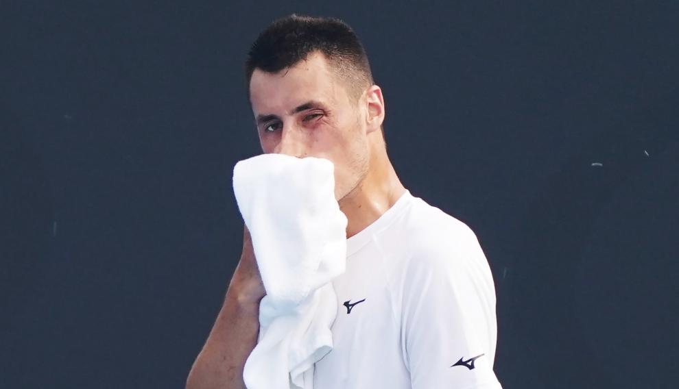 Bernard Tomic tuvo que ser atendido por el médico