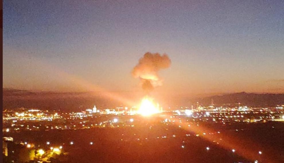 Momento de la explosión en la petroquímica de Tarragona.