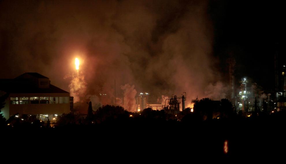Una fuerte explosión en una industria del polígono sur de Tarragona, en el término municipal de La Canonja, ha originado un incendio de grandes dimensiones en plena zona petroquímica