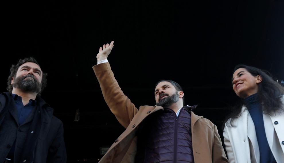 Iván Espinosa de los Monteros (izquierda) y Rocío Monasterio con Santiago Abascal, en un acto de Vox.