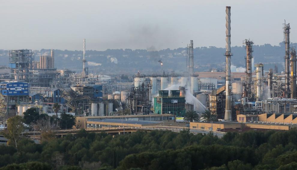 Labores de refresco en la fábrica siniestrada en Tarragona