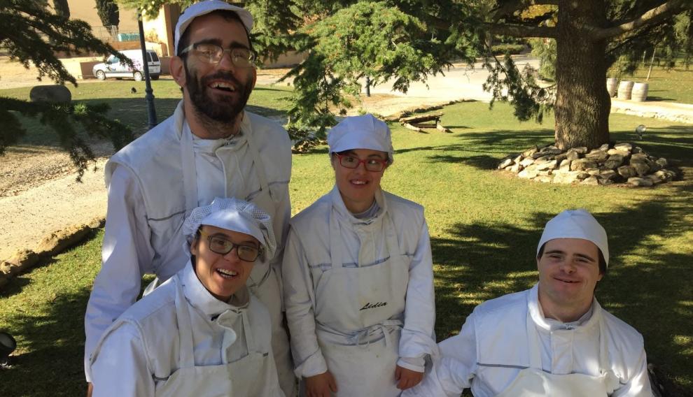 Los cuatro jóvenes de Down Huesca que elaboran croquetas con el equipo de Carmelo Bosque