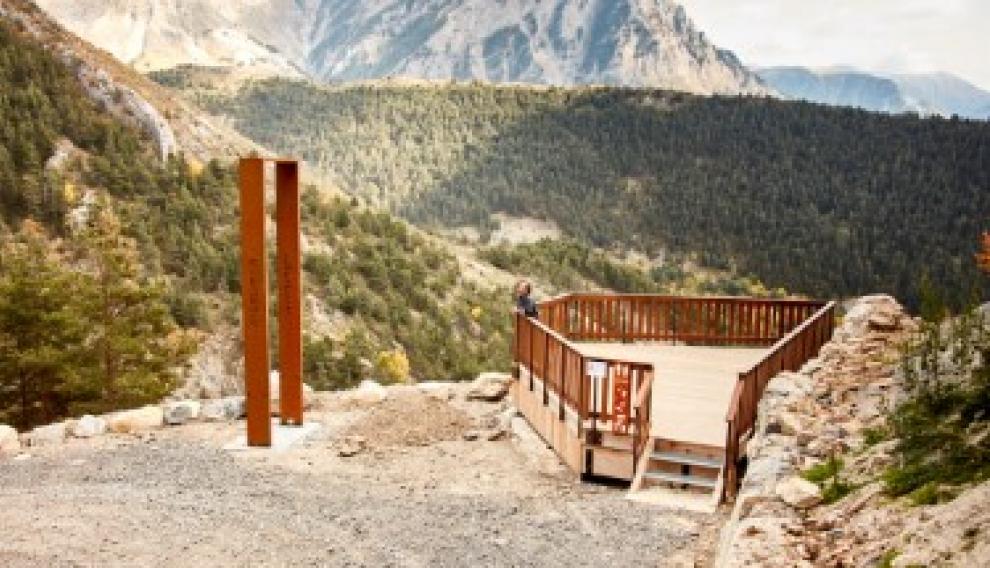 El punto donde se produjo el accidente se ha instalado un balcón para que las familias puedan contemplarlo.