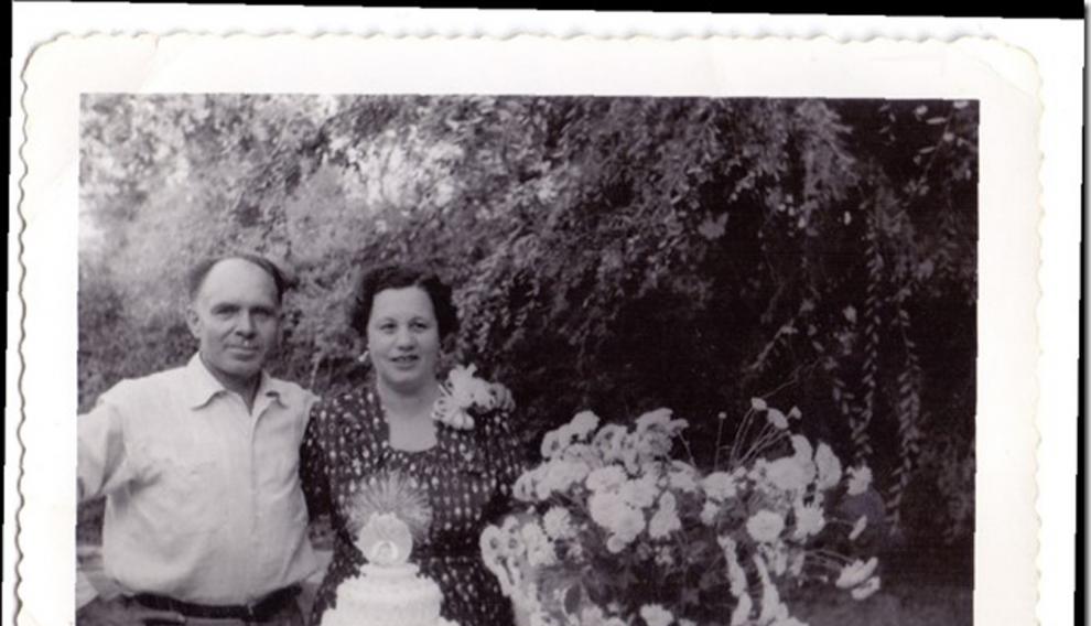 Un emigrado de La Puebla de Valverde, con su esposa en Exeter (California).