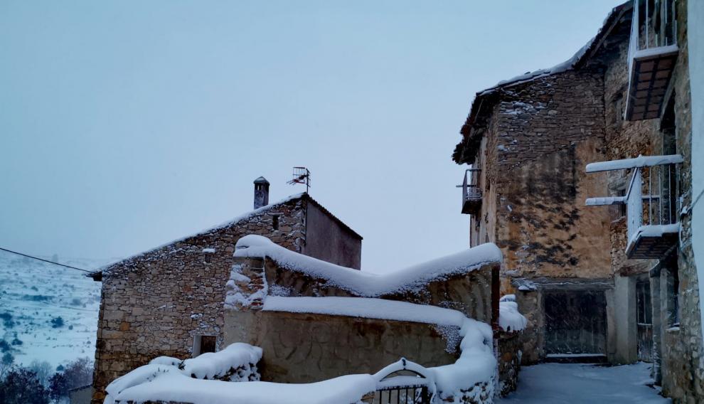 La nieve cubre Valdelinares, cuya comunicación con Linares está cortada.