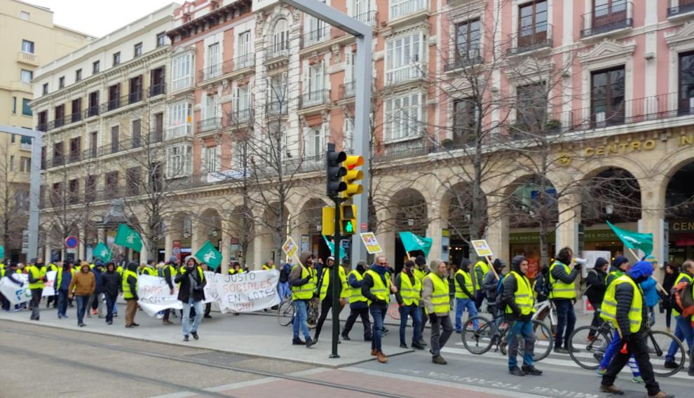 La manifestación convocada por FCC baja el paseo de la Independencia.