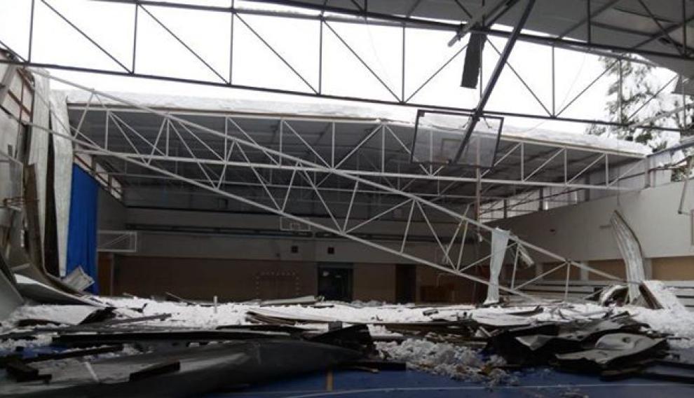 La acumulación de nieve ha provocado el hundimiento de la cubierta del pabellón deportivo en Valderrobres.