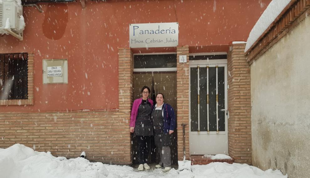 Panaderos de Paniza, que han visto modificado su día a día.