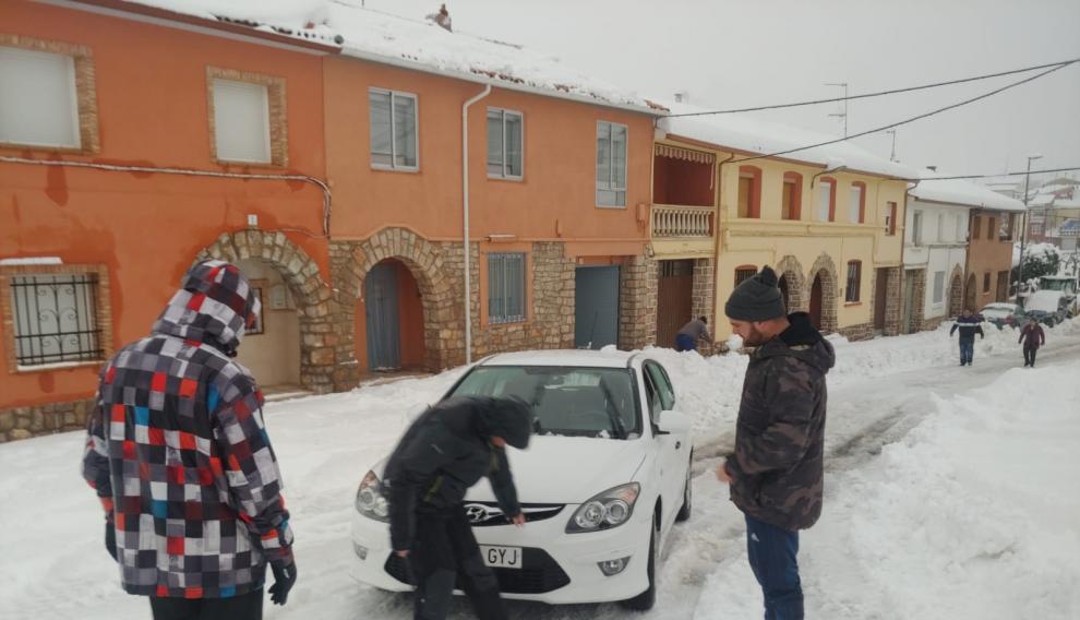 David y su amigo intentando arrancar el coche en el que viajaban